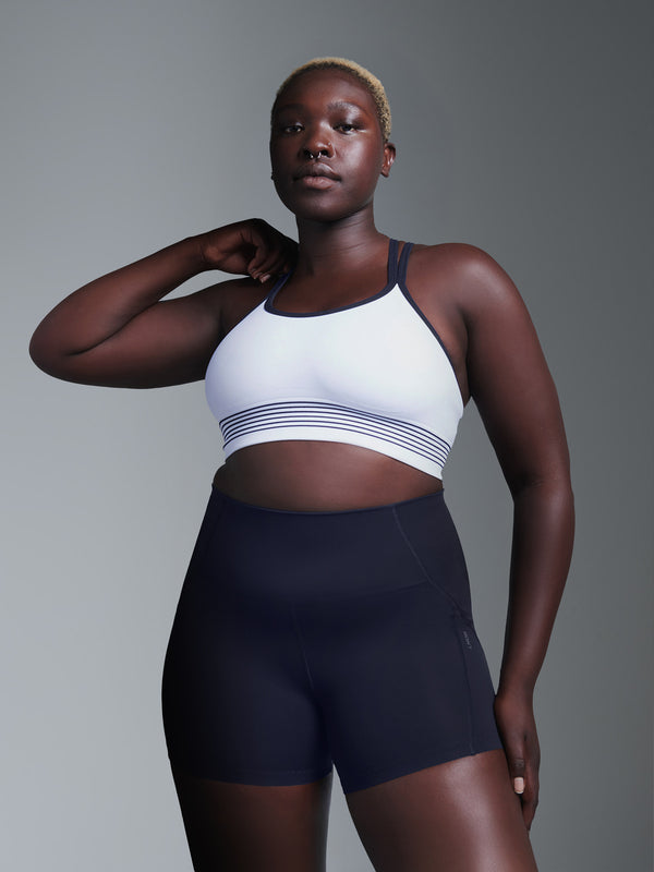 Liza wears size L-XL is 5'10" - Underbust 89cm, Waist 91.5cm, Hips 122cm